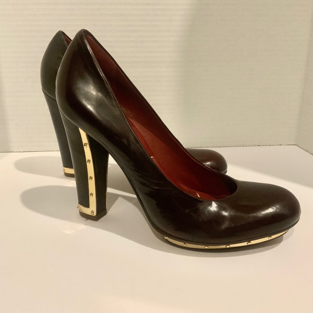 BCBGMaxazria Maroon Pump with high heel and gold detailing - Size 7.5 (37.5)